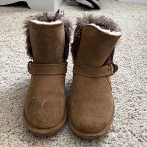 Girls boots size 5. Bear Paw. Furry on the inside and warm. Good condition